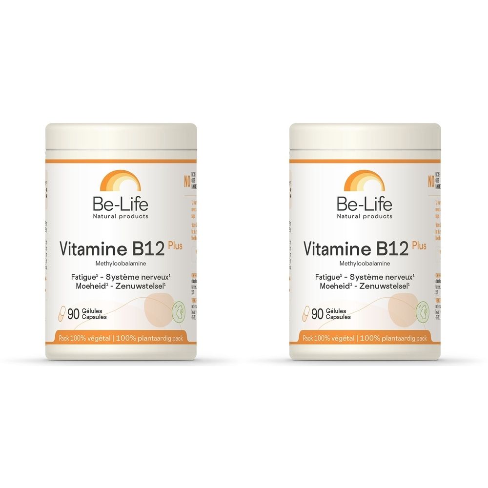 Twee witte potten met "Be-Life Vitamine B12 Plus". Opschrift: "Fatigue - Système nerveux - Moeheid - Zenuwstelsel". 90 capsules.