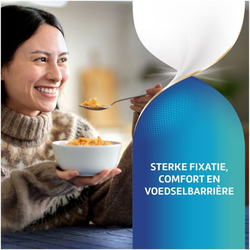 Vrouw eet ontbijtgranen met melk. Tekst: Sterke fixatie, comfort en voedselbarrière.