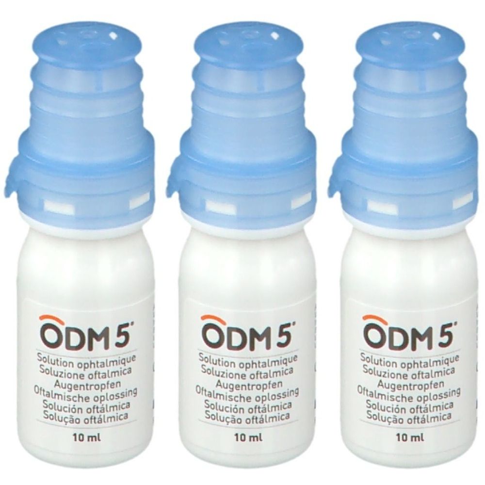Trois flacons de Solution ophtalmique ODM5®. Flacons blancs avec bouchons bleus. Inscription : 10 ml.