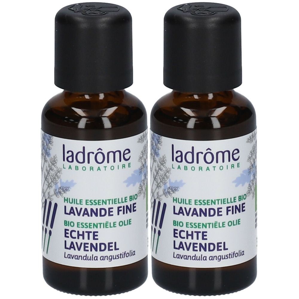 Twee bruine glazen flessen met zwarte dop. Etiket met tekst: Huile Essentielle Bio Lavande Fine, Echte Lavendel.