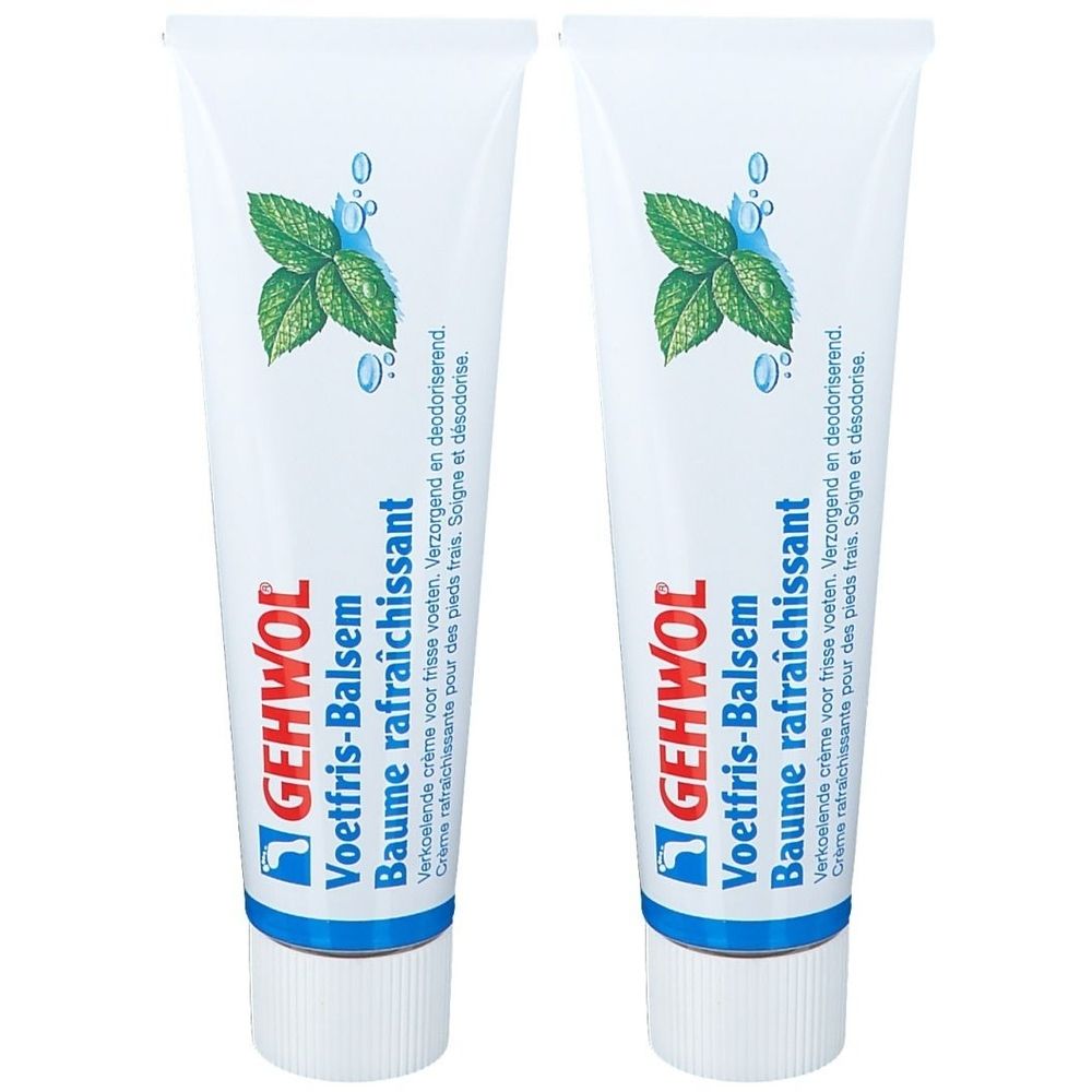 Twee tubes Gehwol Voetfris-Balsem. Witte tubes met groene bladeren en blauwe accenten. Tekst: Voetfris-Balsem, Baume rafraîchissant.
