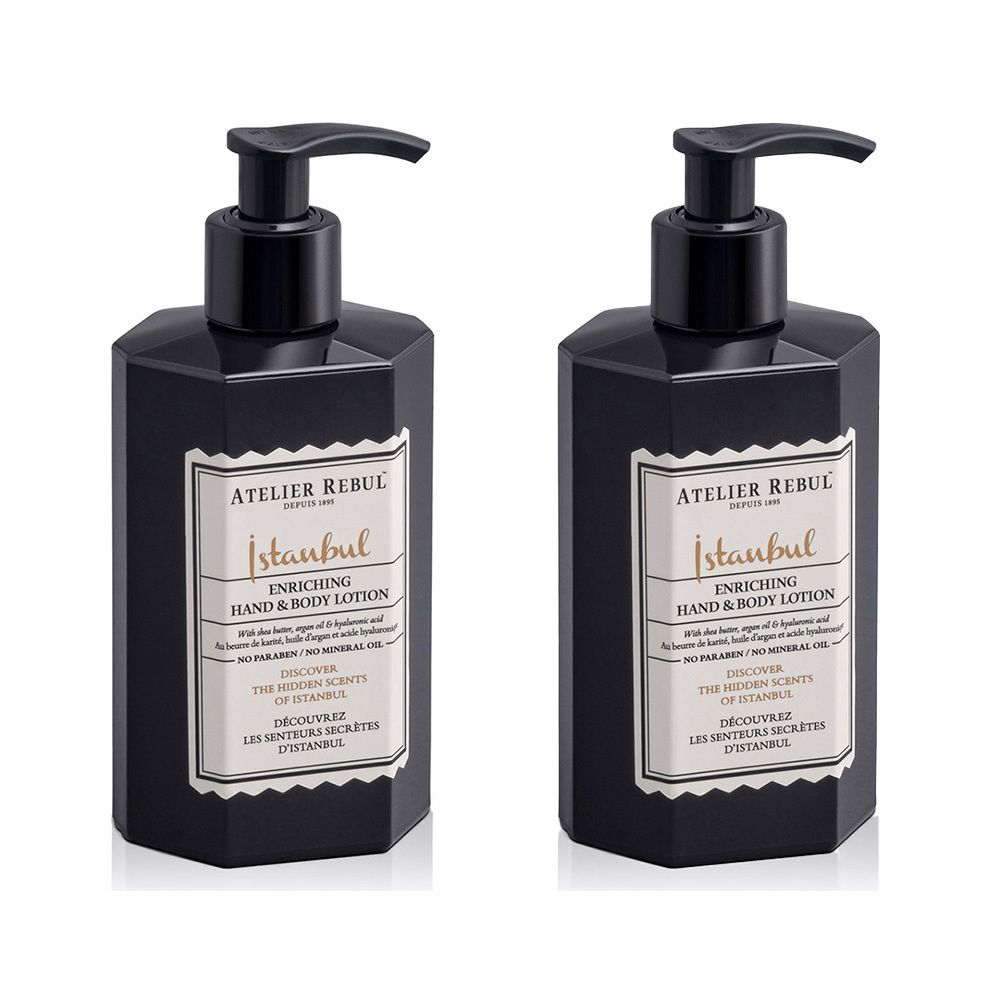 Twee zwarte, achthoekige flessen met pomp. Op het etiket staat "Atelier Rebul Istanbul Enriching Hand & Body Lotion".
