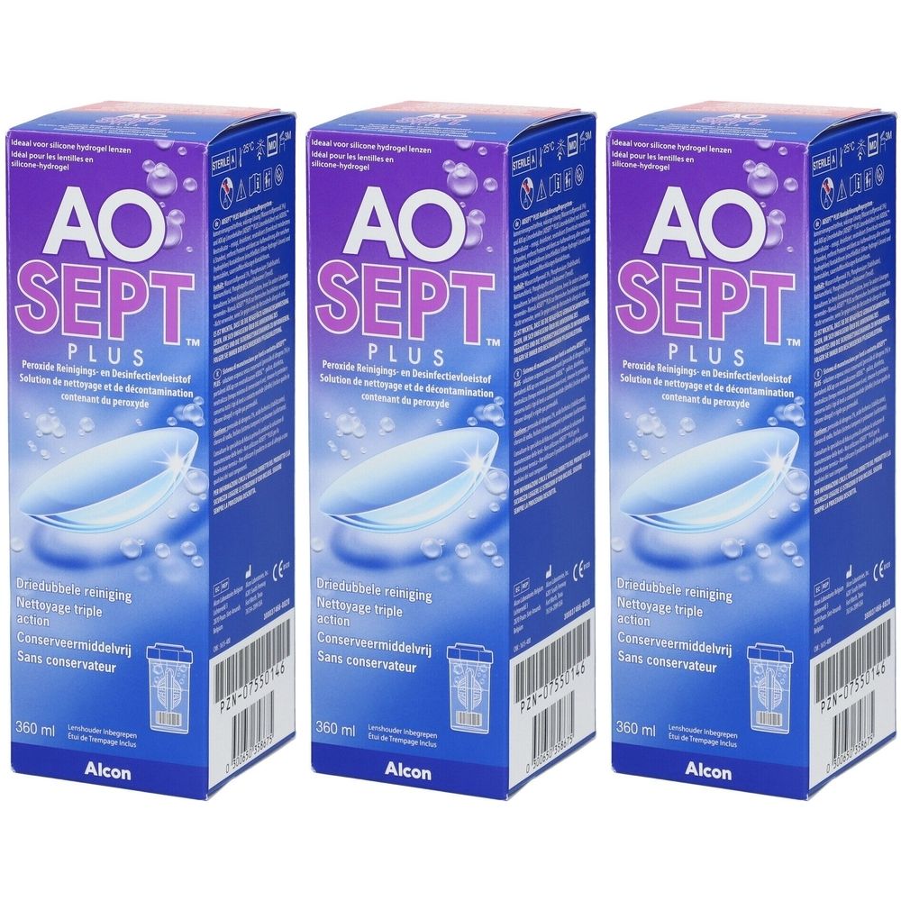 Drie dozen met contactlensreinigingsvloeistof. Op elke doos staat "AO SEPT PLUS" en "Alcon".