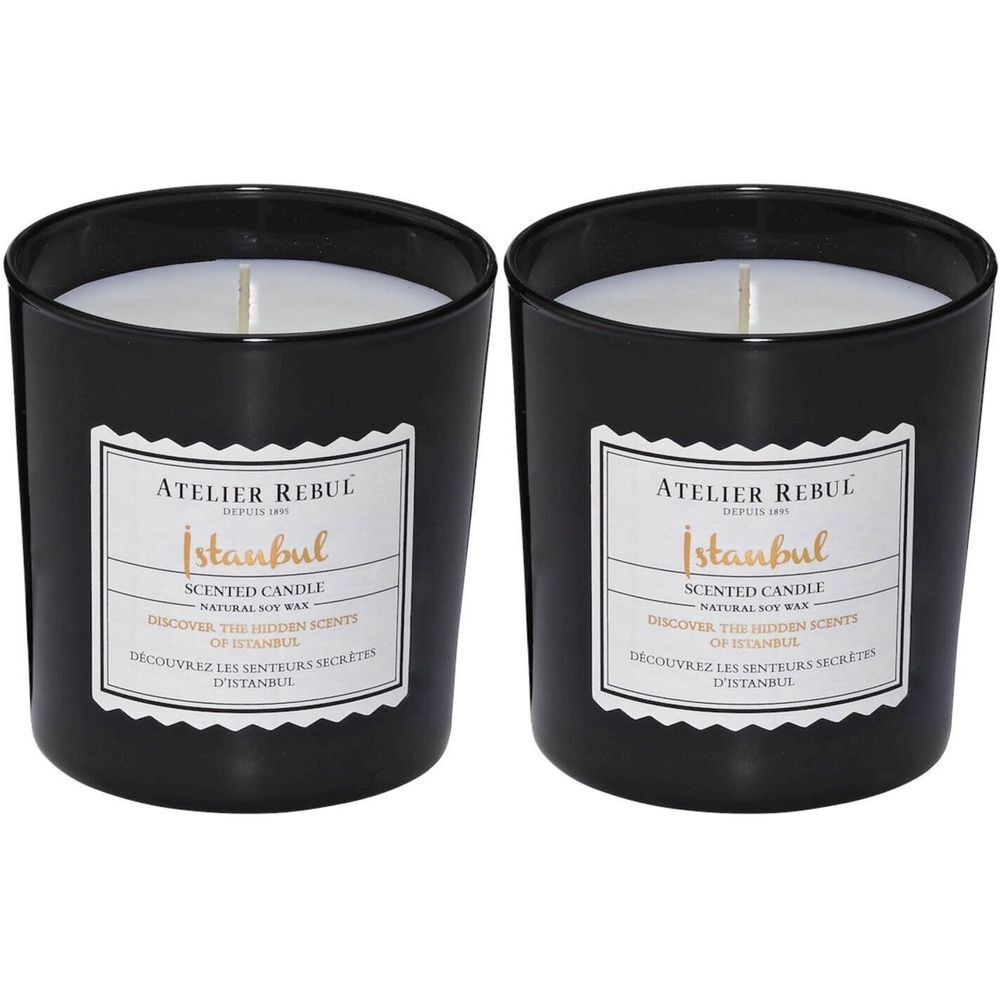 Twee zwarte geurkaarsen met labels. Opschrift: Atelier Rebul Istanbul, Scented Candle. Zichtbare lonten.