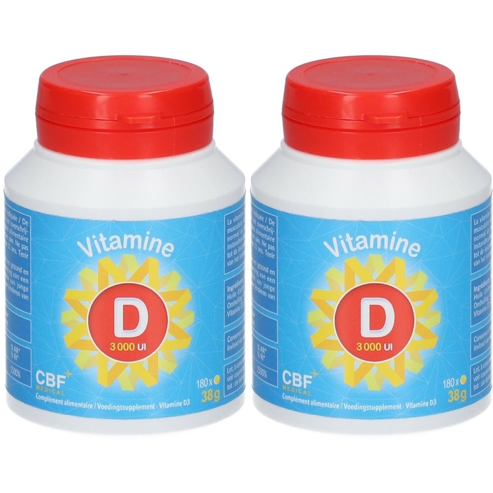 Twee witte flessen met rode doppen. Opschrift: Vitamine D 3000 UI. Merk CBF. Blauwe etiketten met gele zon.