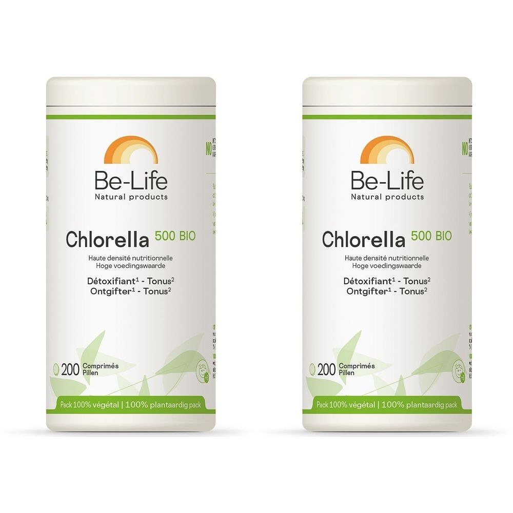 Twee witte potten met groen etiket. Opschrift: Be-Life Chlorella 500 BIO. 200 tabletten. Tekst in het Frans en Nederlands.