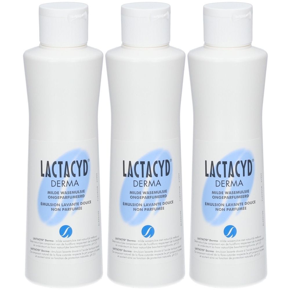 Drie witte flessen Lactacyd Derma. Opschriften in het Duits, Nederlands en Frans. Milde wasemulsie.