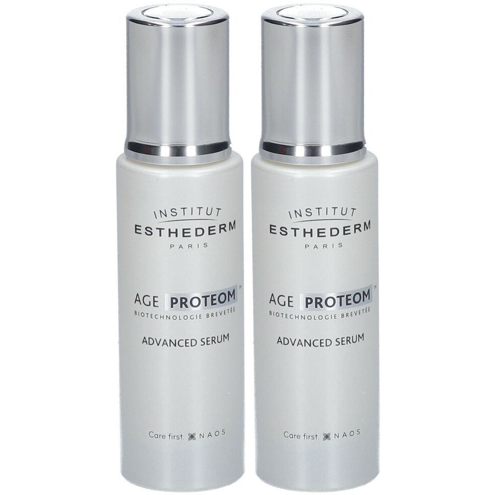 Twee flessen Institut Esthederm Age Proteom Advanced Serum. Witte flessen met zilveren doppen. Tekst: Age Proteom, Advanced Serum.