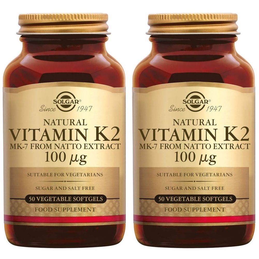 Deux flacons de complément alimentaire à la vitamine K2. Inscription : Solgar, Vitamine K2, 100 mcg, 50 gélules. Convient aux végétariens.