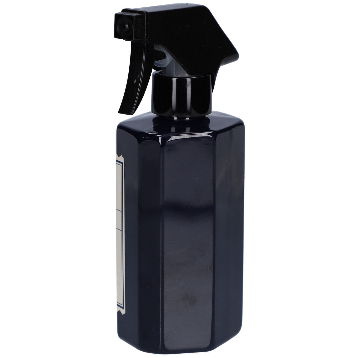 Dunkelblaue Sprühflasche mit schwarzem Sprühkopf. Eckige Form. Etikett teilweise sichtbar.