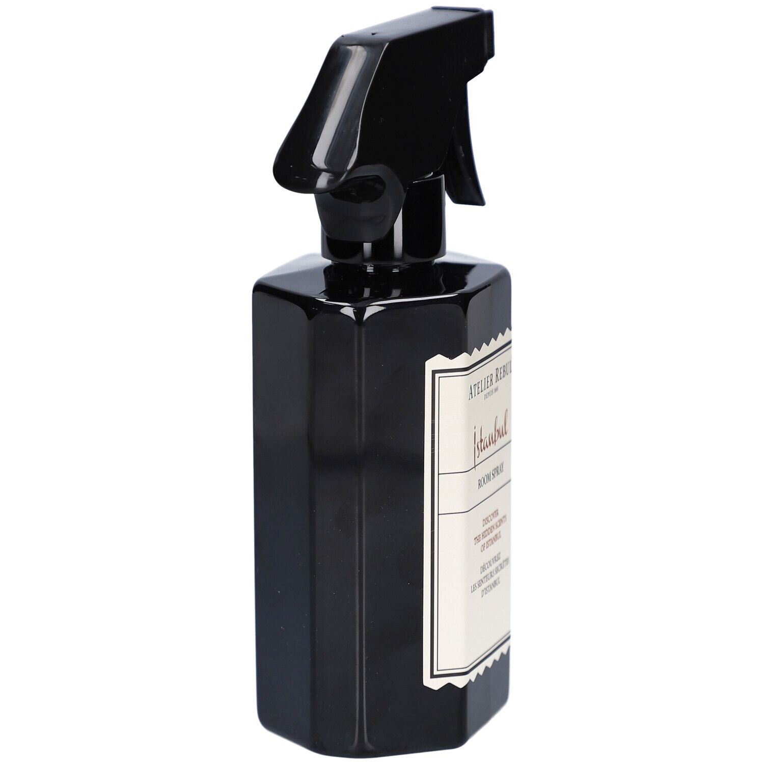 Schwarze Sprühflasche, Seitenansicht. Auf dem Etikett steht "Atelier Rebul Istanbul Room Spray".