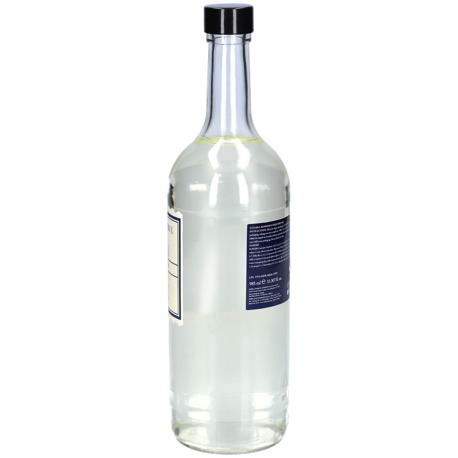 Glasflasche mit schwarzem Deckel und Etikett. Seitenansicht. Aufschrift: Atelier Rebul, Istanbul Bosphorus, Reed Diffuser.
