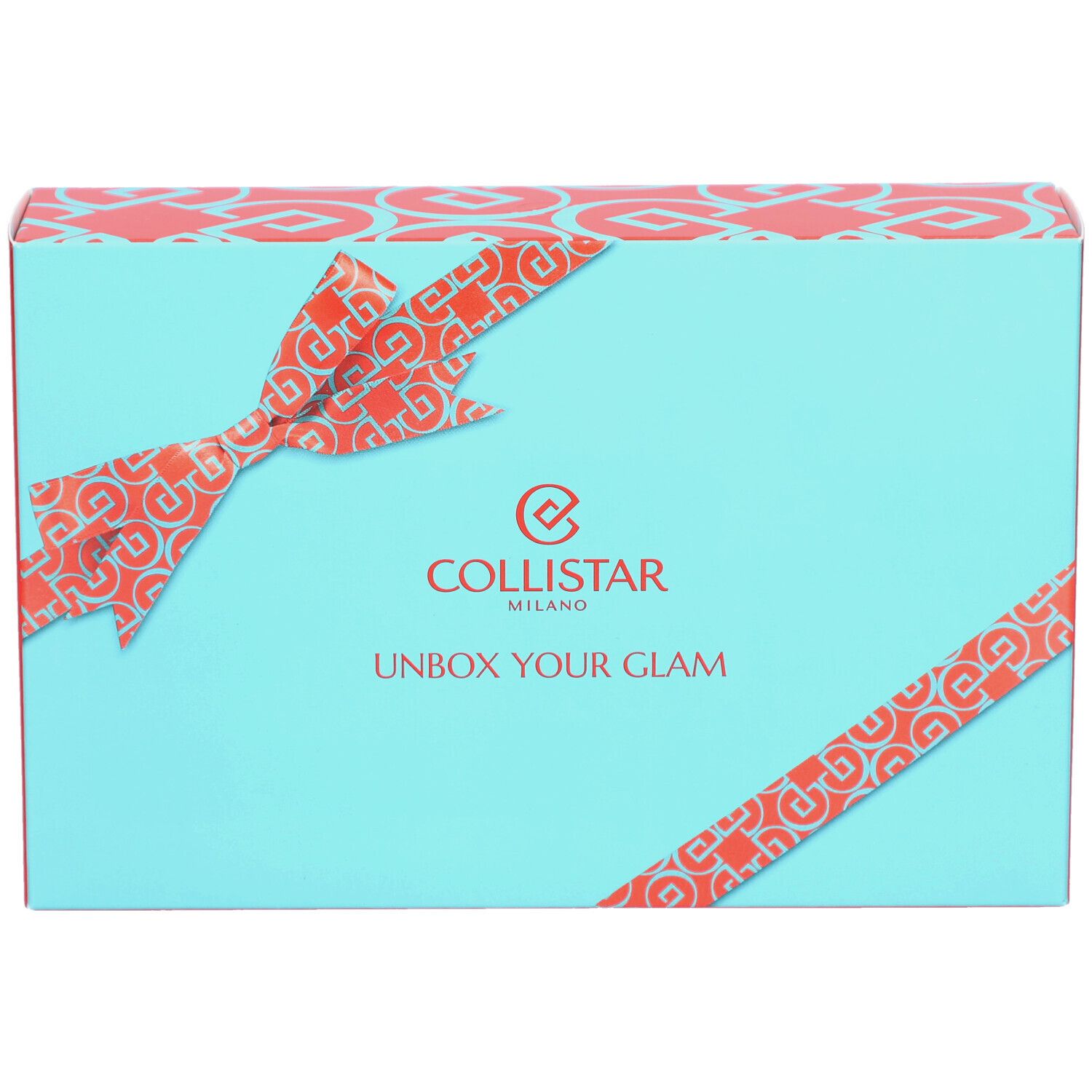 Türkis Geschenkbox mit roter Schleife und Logo. Schriftzug: UNBOX YOUR GLAM. Marke: Collistar Milano.