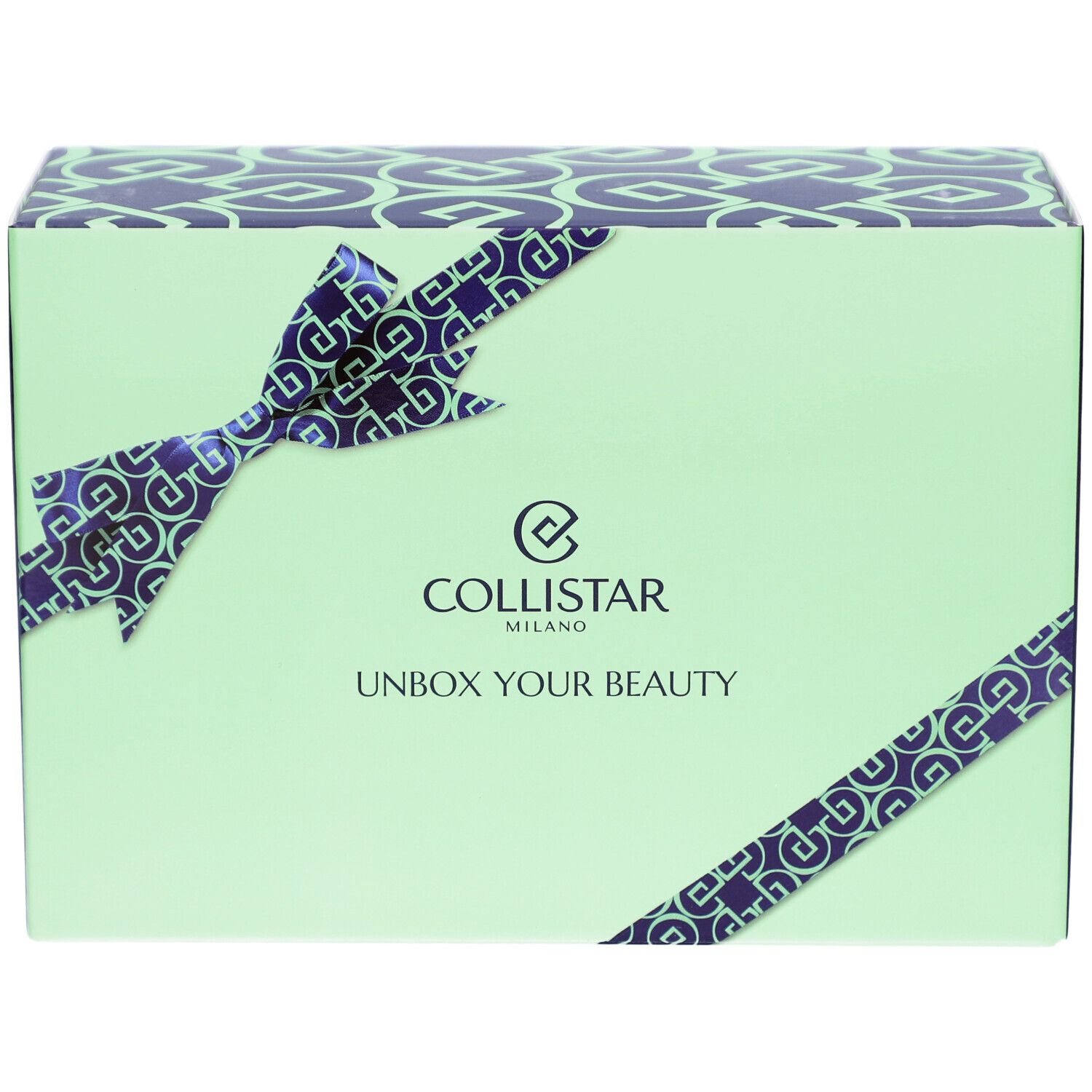 Collistar Geschenkset: Hellgrüne Box mit dunkelblauem Bandmuster und Schleife. Logo und Schriftzug "Unbox Your Beauty".