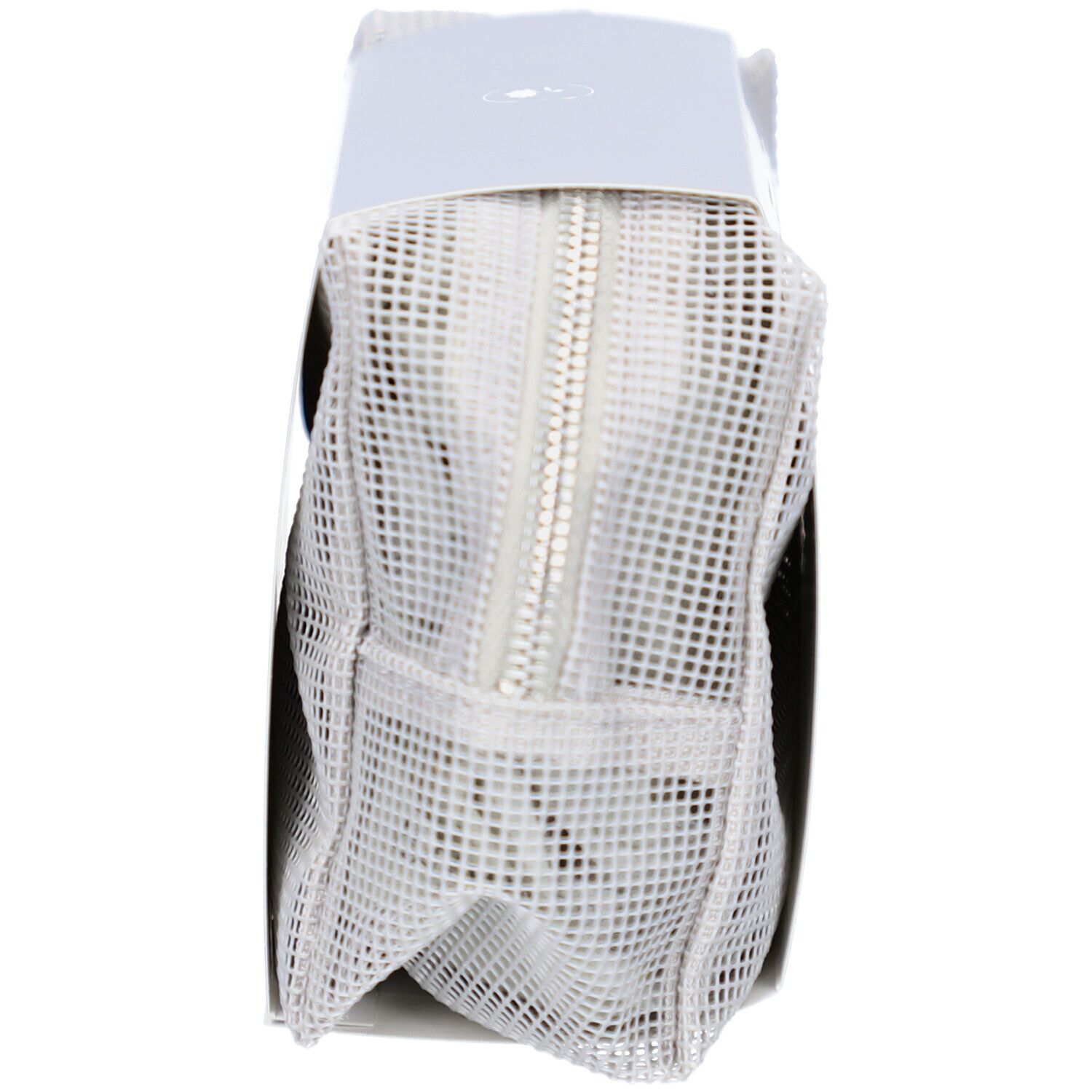 Graue Kosmetiktasche mit Reißverschluss. Mesh-Gewebe. Oben ein weißer Karton.