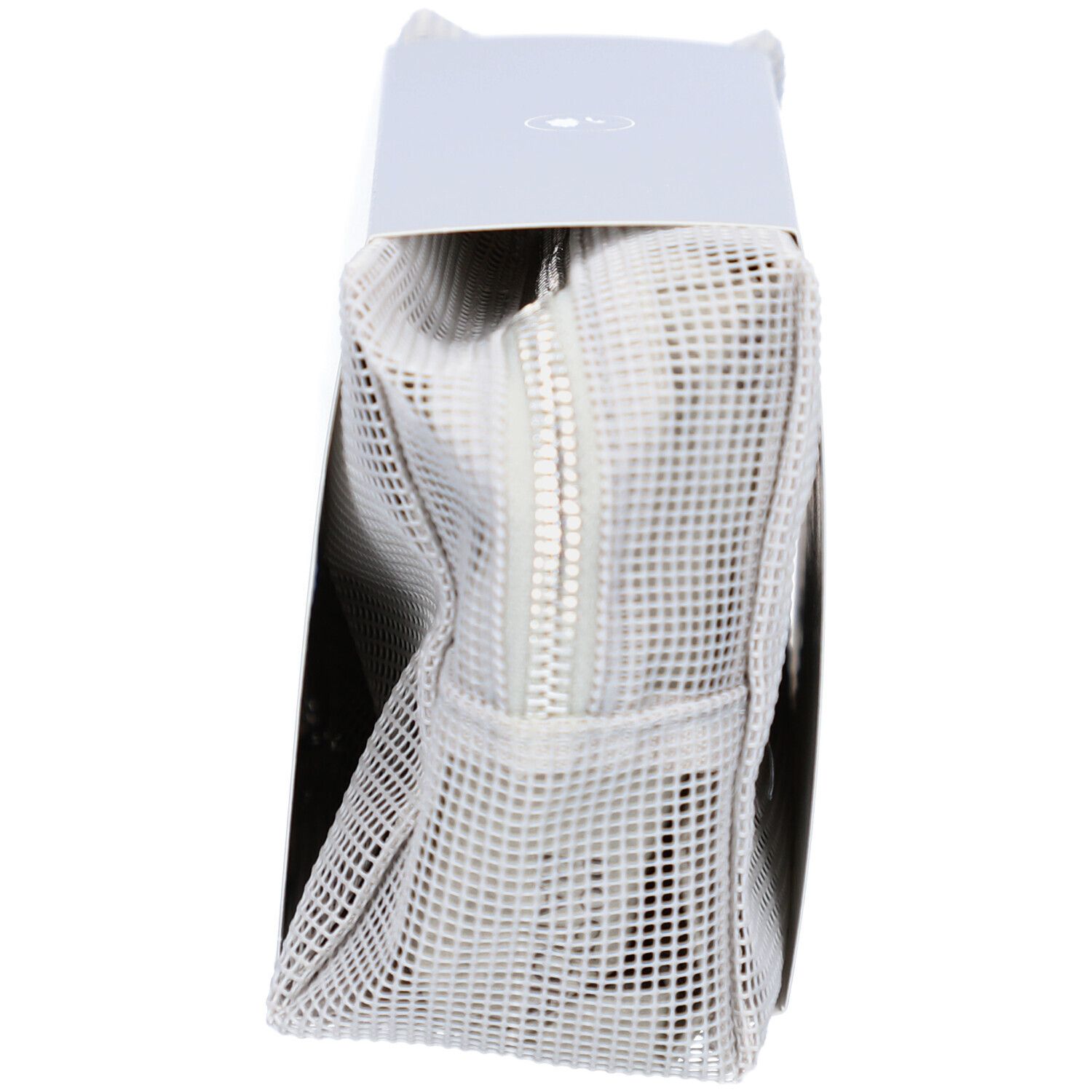 Hellgraue Kosmetiktasche mit Reißverschluss. Netzstruktur. Oben ein weißer Karton.