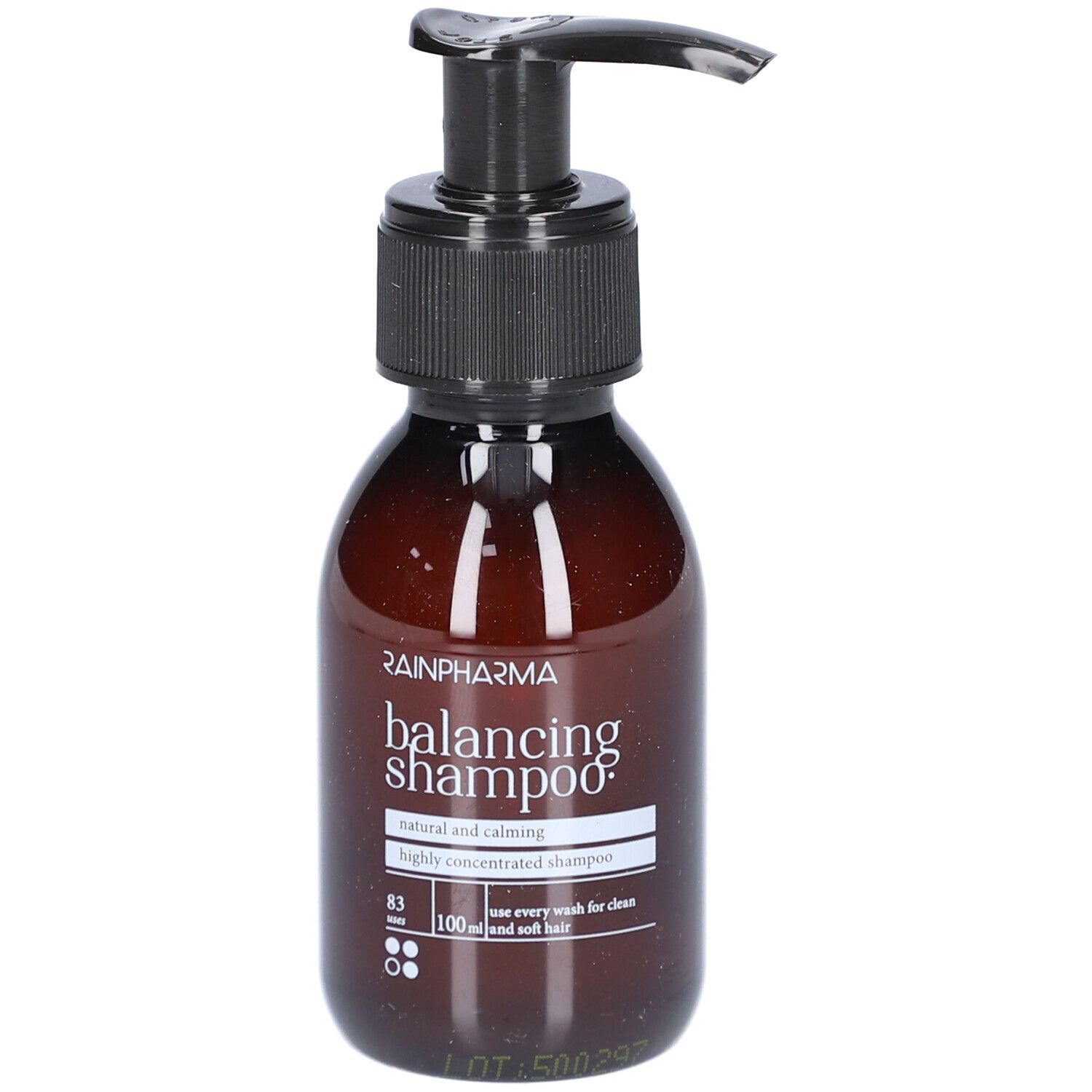 Braune Flasche mit schwarzem Pumpkopf. Aufschrift: Rainpharma balancing shampoo. Text: natural and calming, highly concentrated shampoo.