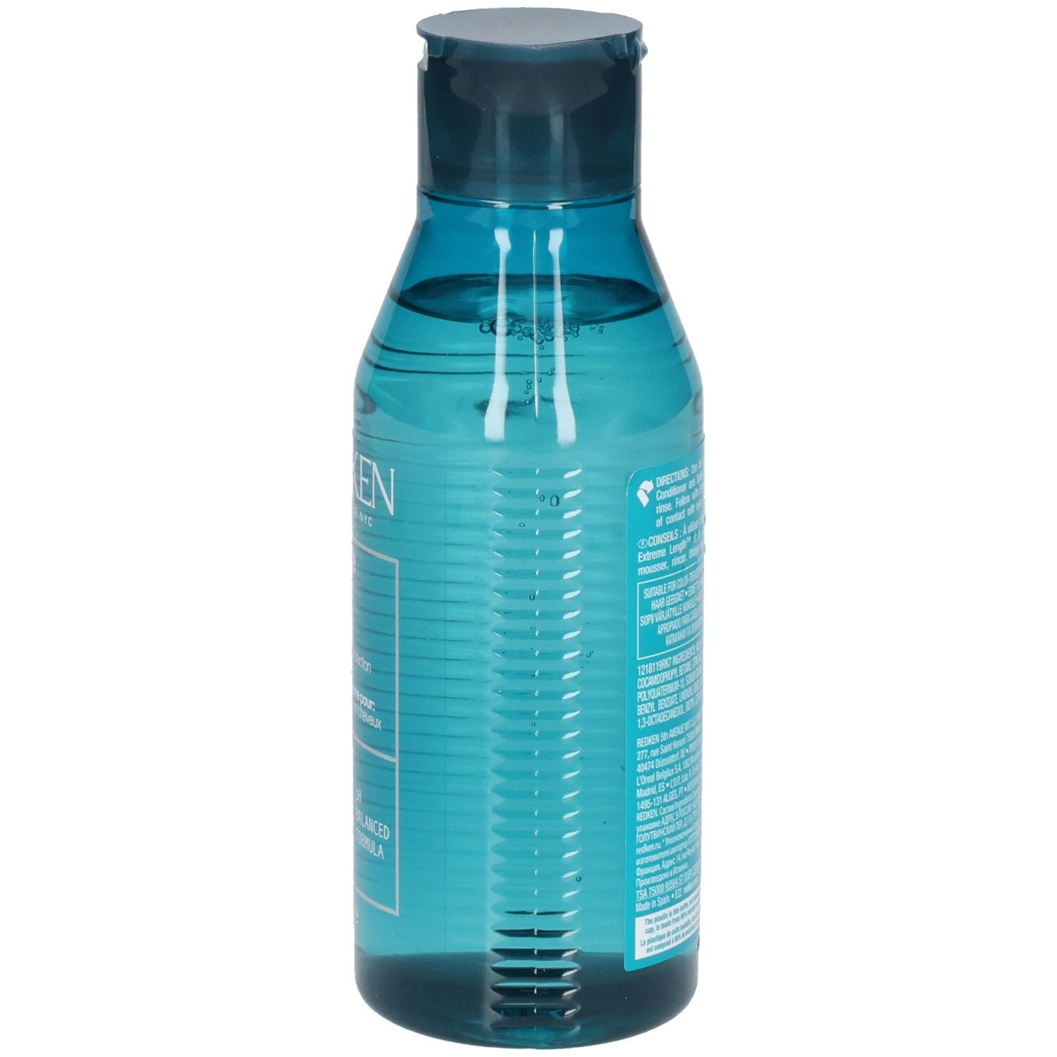 Blaue Plastikflasche mit blauem Verschluss und durchsichtiger Flüssigkeit. Etikett mit Text.