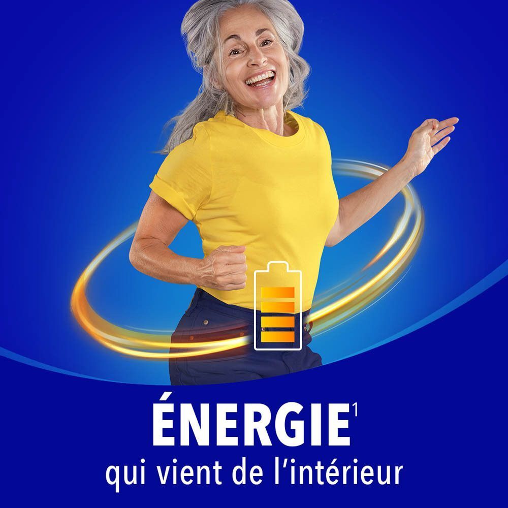 Une femme âgée souriante avec un symbole de batterie symbolisant l'énergie.