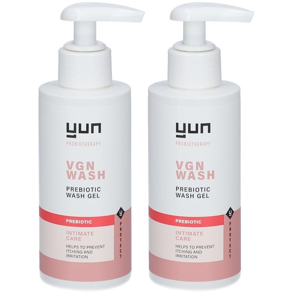 Zwei weiße Flaschen mit Pumpaufsatz. Aufschrift: YUN, VGN WASH, Prebiotic Wash Gel. Rosa und rote Akzente. Für Intimpflege.