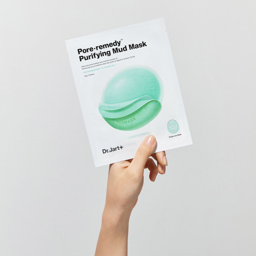 Hand hält eine Maskenpackung. Aufschrift: Pore·remedy Purifying Mud Mask. Marke: Dr.Jart+.