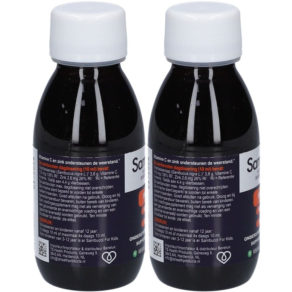 Twee flessen Sambucol® Immuno. Zwarte vloeistof in bruine flessen met witte doppen. Labels met tekst.