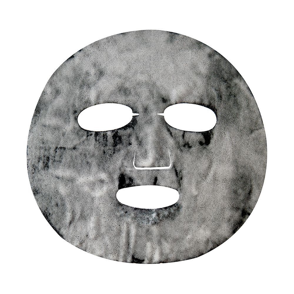 Eine runde Maske mit Aussparungen für Augen, Nase und Mund. Die Maske ist grau und hat eine unebene Oberfläche.