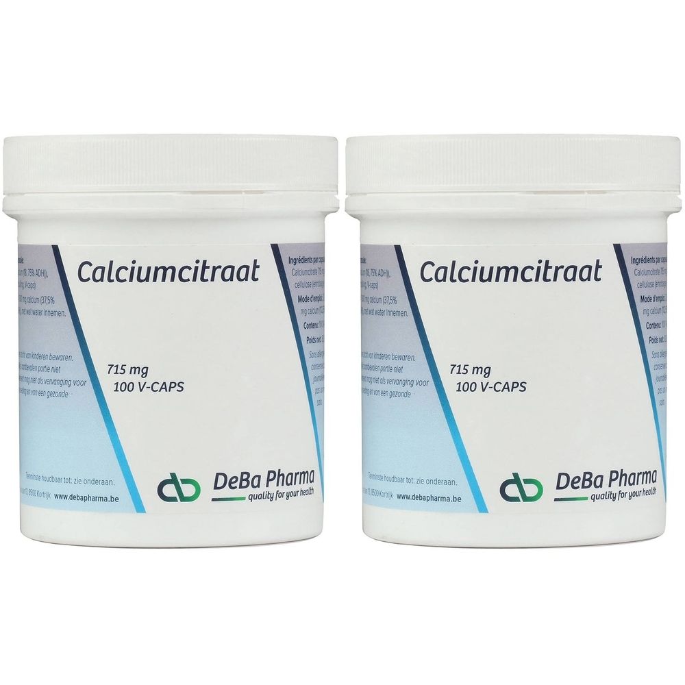 Twee witte potten Calciumcitraat 715 mg, 100 V-CAPS. Merk DeBa Pharma. Tekst in het Nederlands.