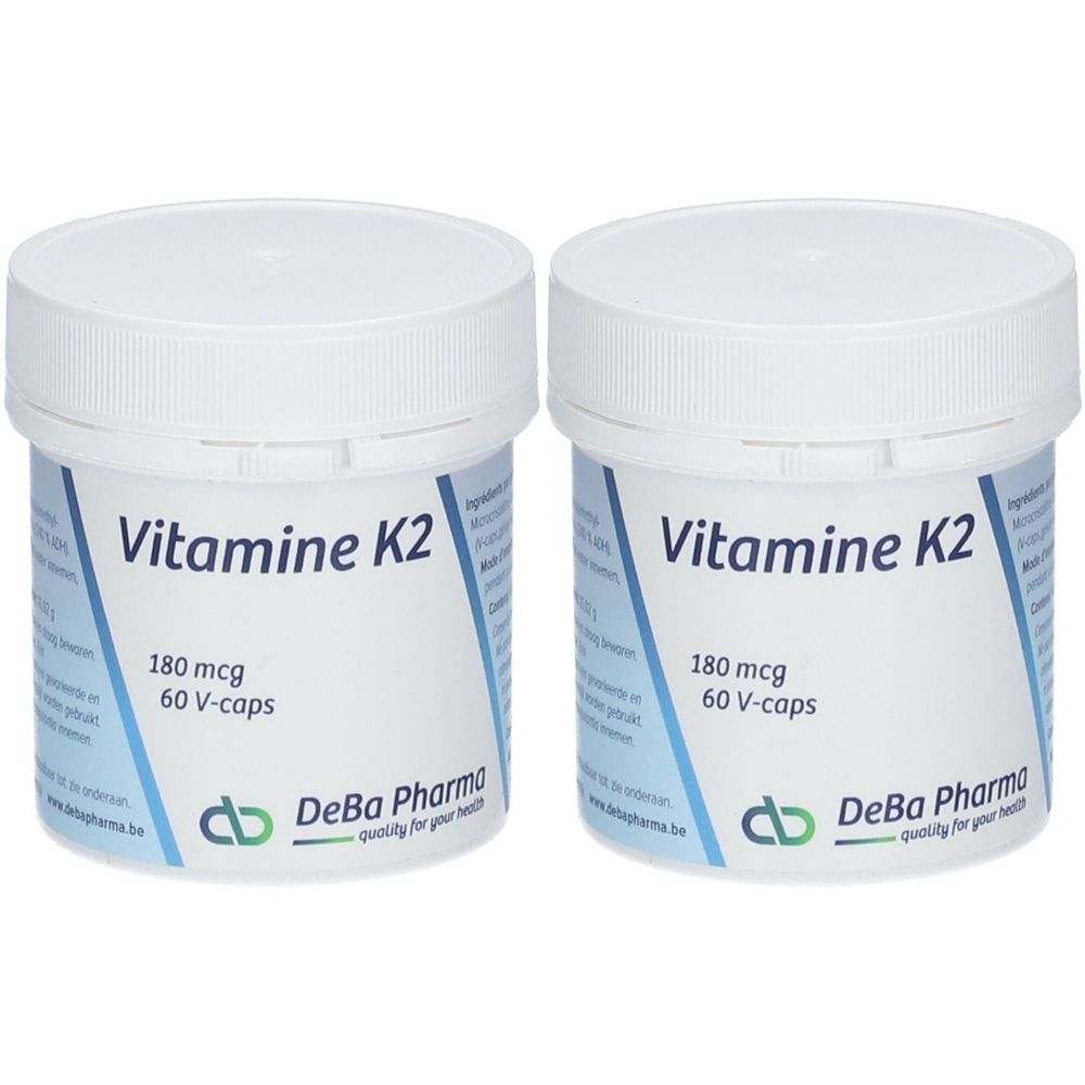 Deux pots blancs avec couvercles. Inscription: Vitamine K2, 180 mcg, 60 V-caps. Logo et texte: DeBa Pharma.