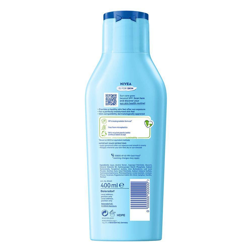 Een vrouw houdt een blauwe fles NIVEA SUN After Sun Lotion in de zon. Ze sluit haar ogen.