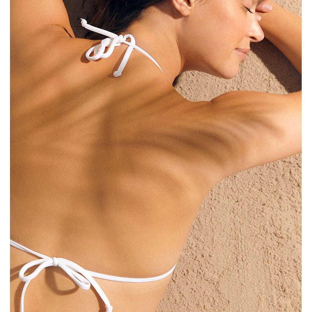 Achterkant van een blauwe NIVEA SUN After Sun Lotion fles. Tekst en logo's.