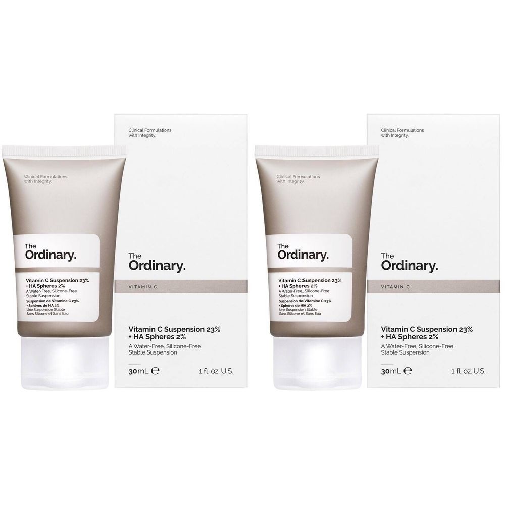 Zwei Tuben und Verpackungen. Auf den Tuben steht "The Ordinary". Auf den Verpackungen steht "Vitamin C Suspension 23% + HA Spheres 2%".