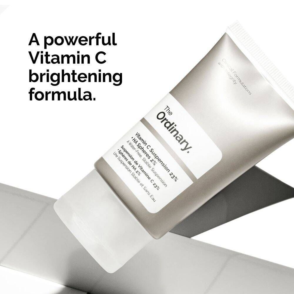 Eine Tube The Ordinary Vitamin C Suspension 23% + HA Spheres 2% auf einer schrägen Oberfläche.