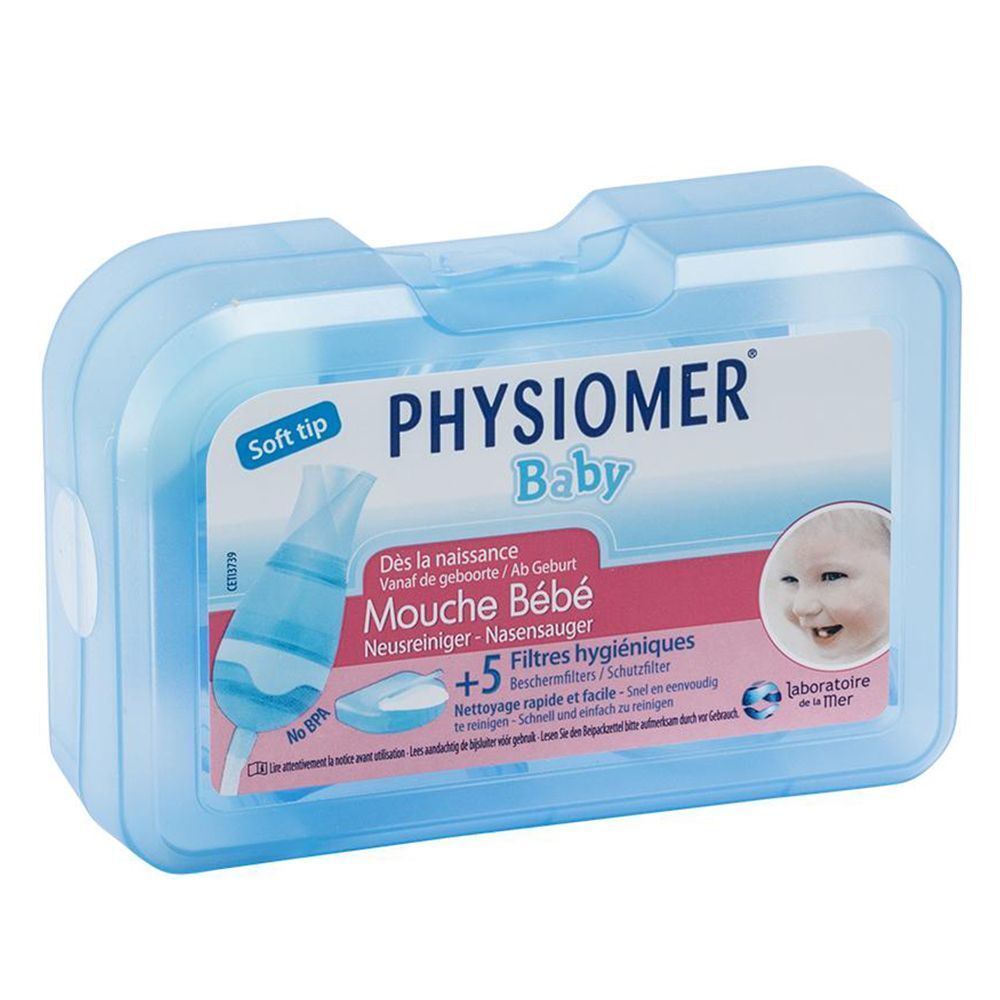 Blaue Box mit Physiomer Baby Nasenreiniger. Aufschrift: Physiomer Baby, Mouche Bébé, +5 Filter. Baby-Illustration.