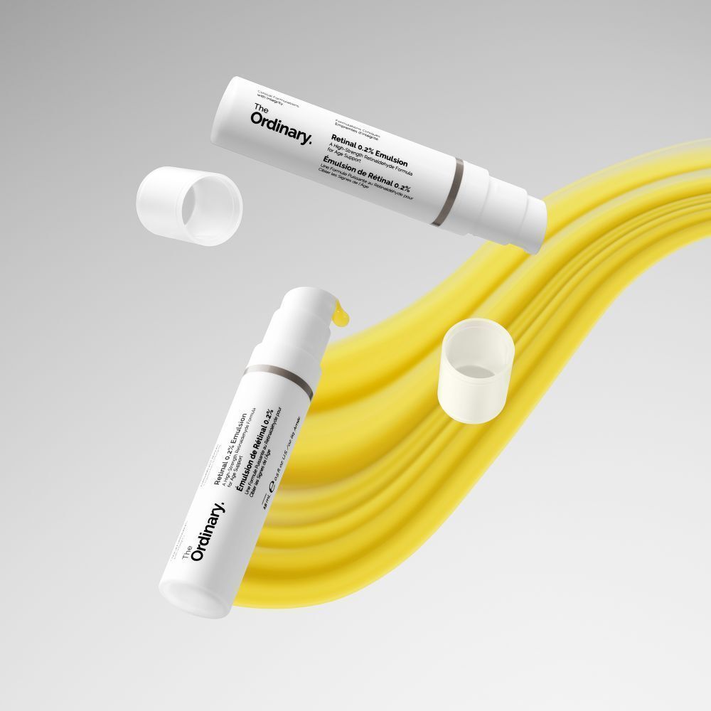 Zwei weiße Flaschen mit Pumpe und gelbem Hintergrund. Aufschrift: Retinal 0.2% Emulsion. Marke: The Ordinary.