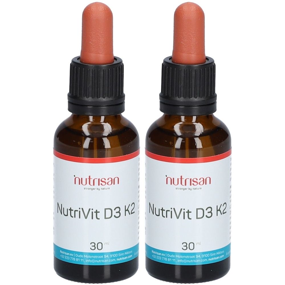 Twee flessen Nutrisan NutriVit D3 K2. Bruine glazen flessen met druppelaar. Opschrift: NutriVit D3 K2.