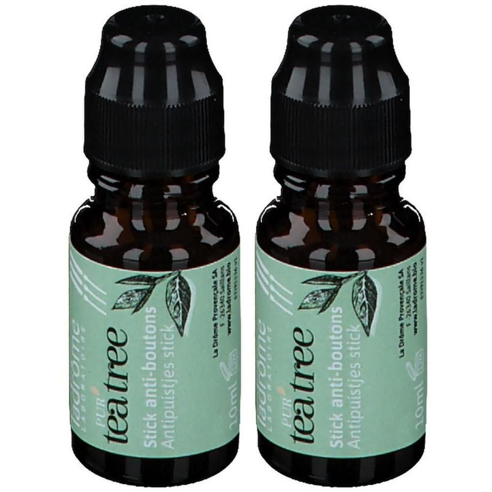 Zwei Fläschchen mit schwarzem Deckel und Etikett. Aufschrift: tea tree stick anti-boutons. 10ml.