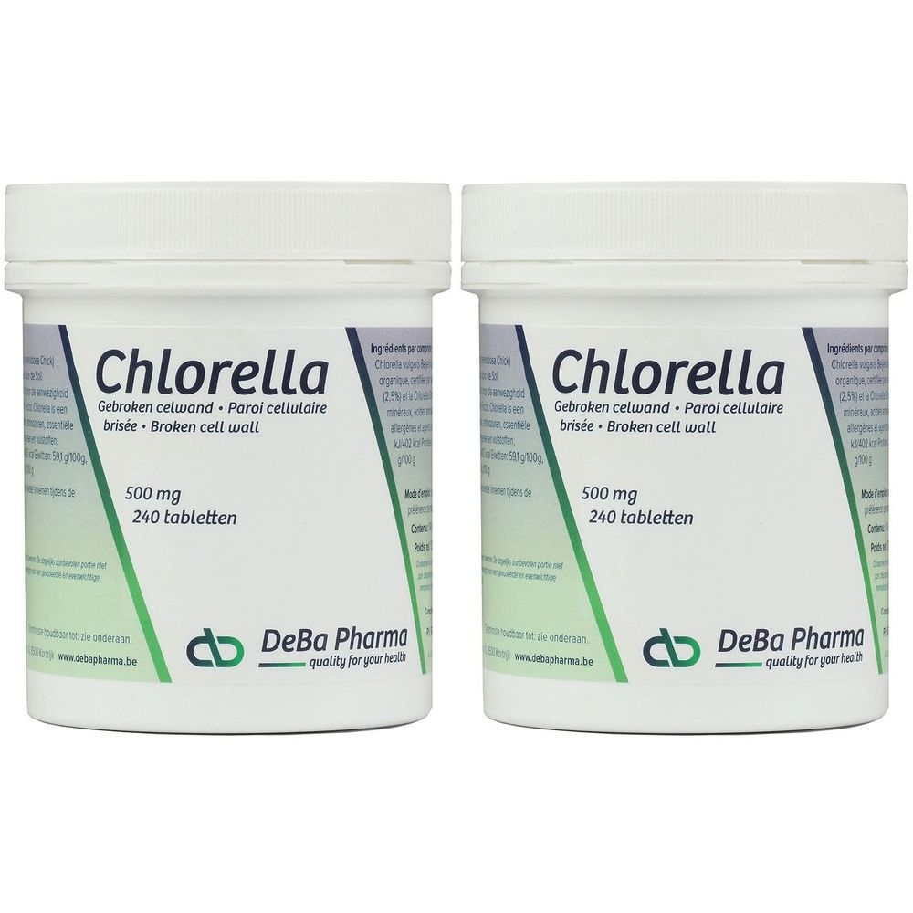 Twee witte potten met Chlorella tabletten. Opschrift: Chlorella, 500 mg, 240 tabletten. Merk: DeBa Pharma.
