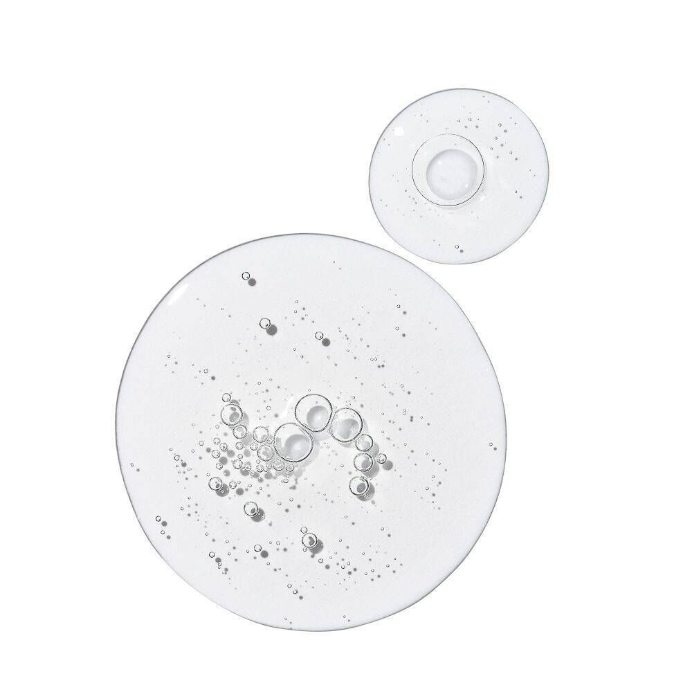 Tropfen des The Ordinary Multi-Peptide Eye Serum mit Luftblasen.