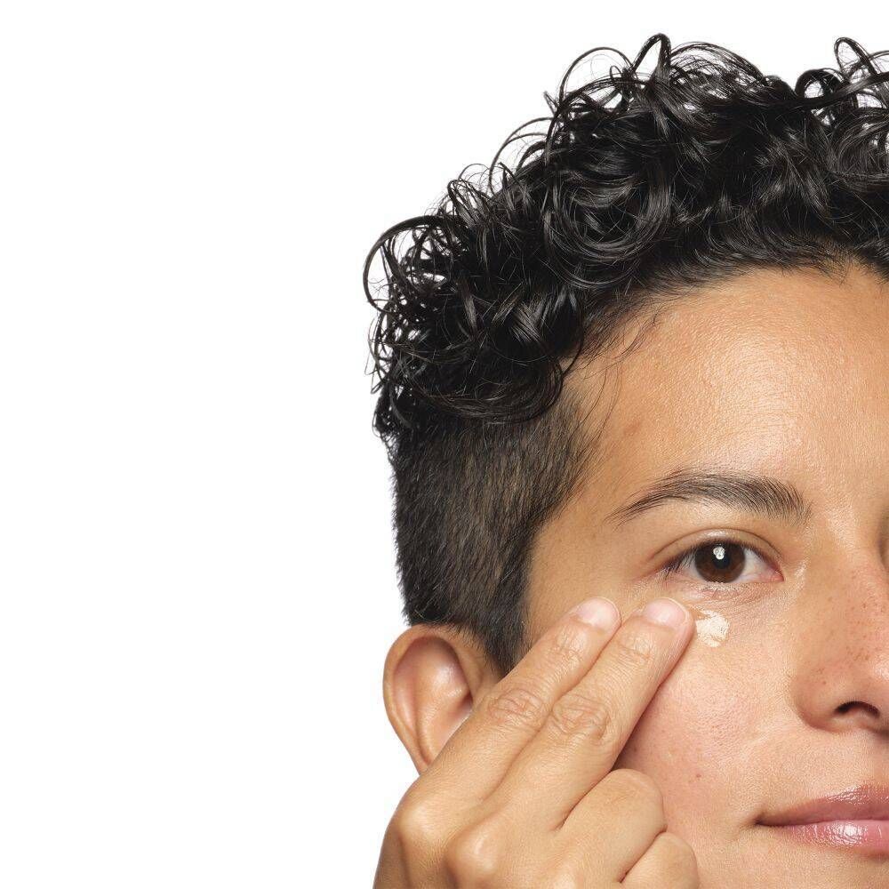 Eine Person trägt The Ordinary Multi-Peptide Eye Serum um die Augenpartie auf.
