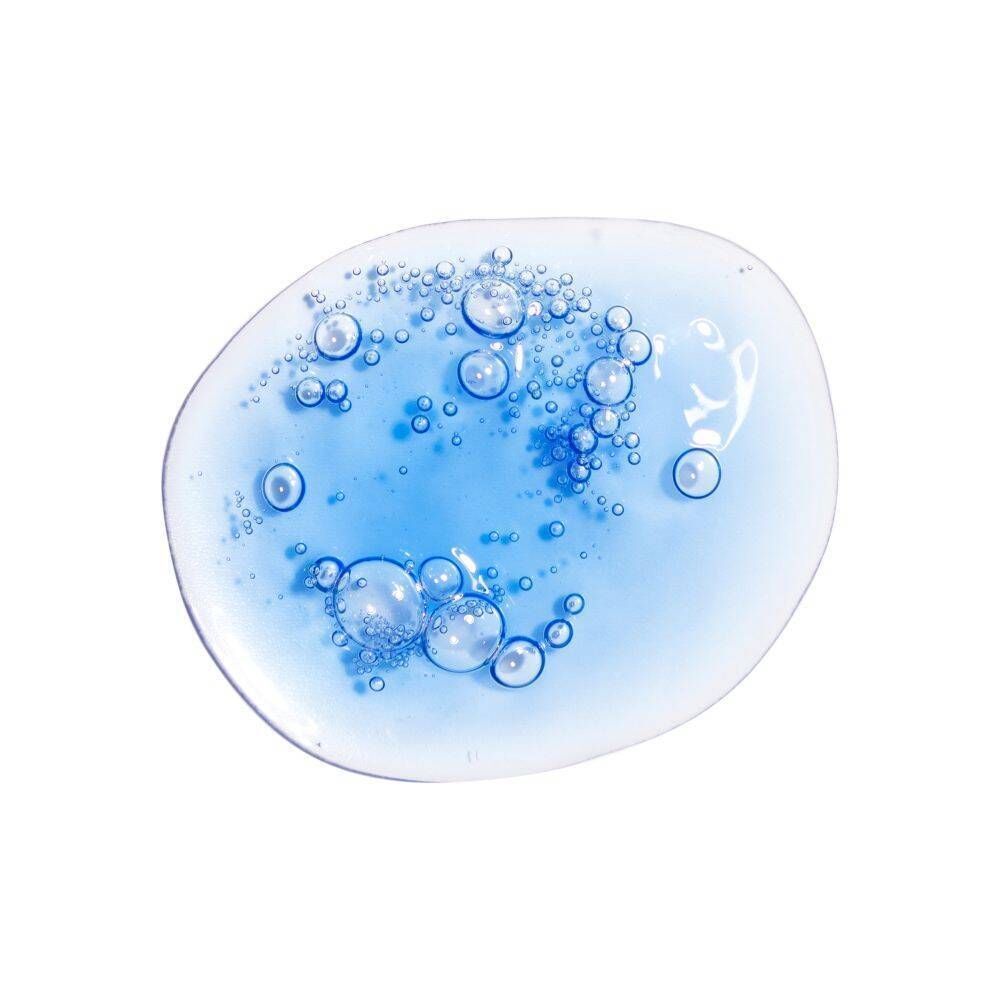 Blaues Serum mit Luftblasen auf weißem Hintergrund.