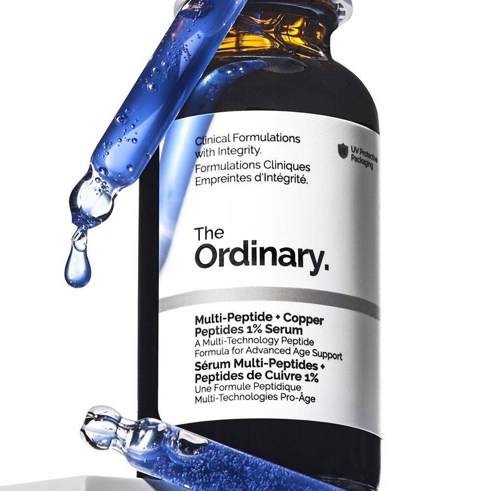 Flasche The Ordinary Multi-Peptide + Copper Peptides 1% Serum mit Pipette, die Serum abtropfen lässt.