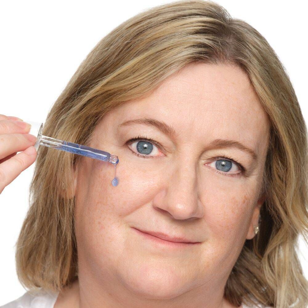 Frau trägt The Ordinary Multi-Peptide + Copper Peptides 1% Serum mit Pipette auf.
