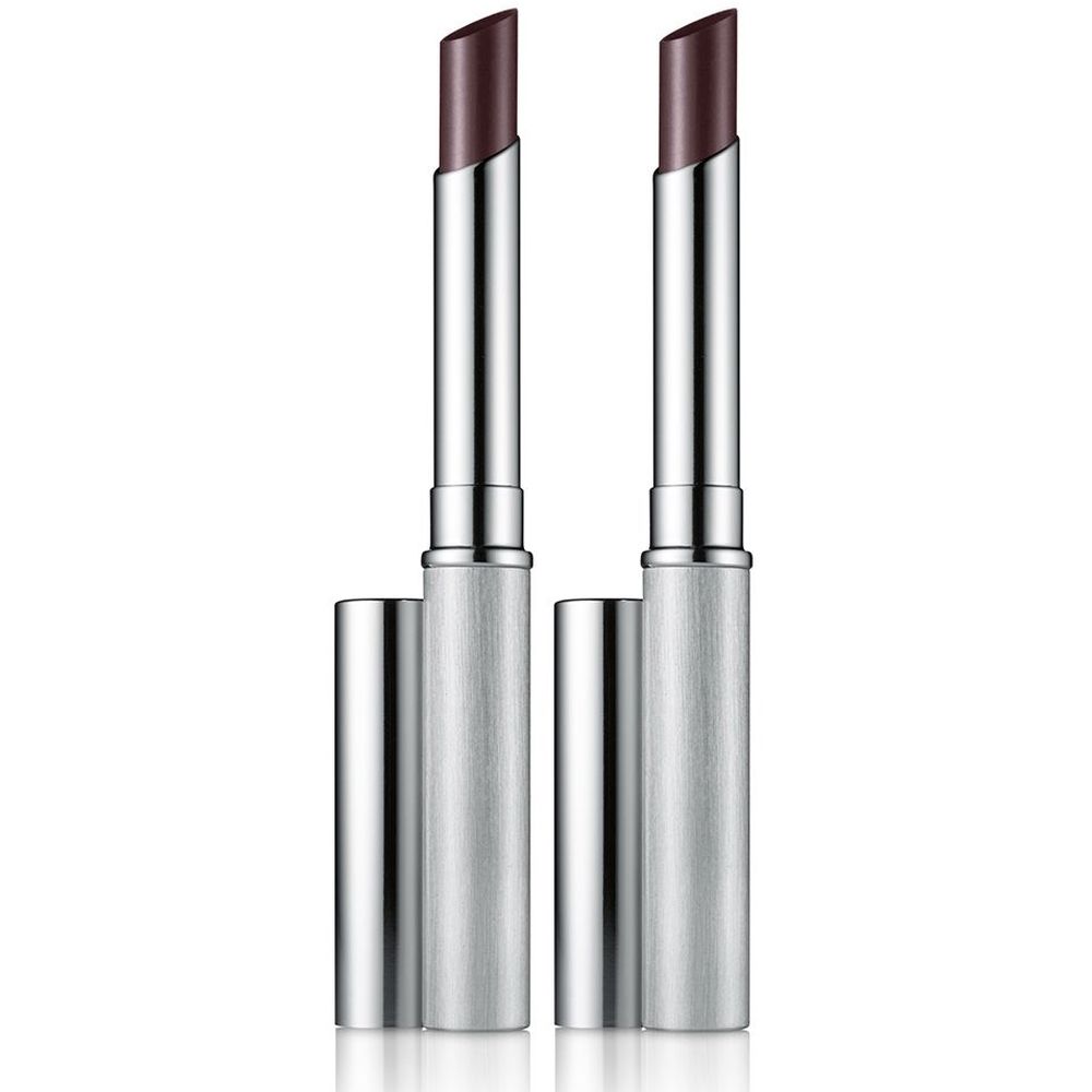 Zwei Lippenstifte mit silbernen Hülsen. Die Lippenstiftstifte sind dunkelbraun. Offene Kappen liegen daneben.