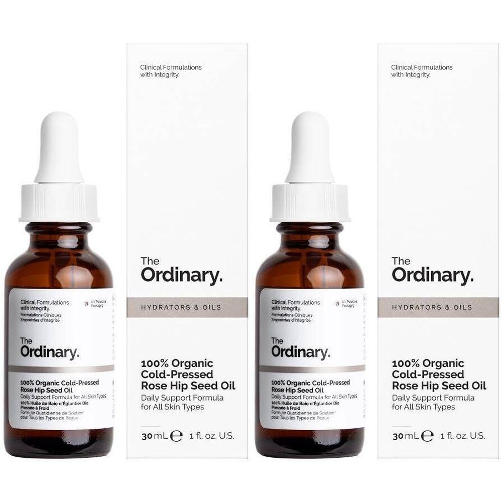 Drei Flaschen mit Pipetten und Verpackungen. Auf den Etiketten steht "The Ordinary 100% Organic Cold-Pressed Rose Hip Seed Oil".