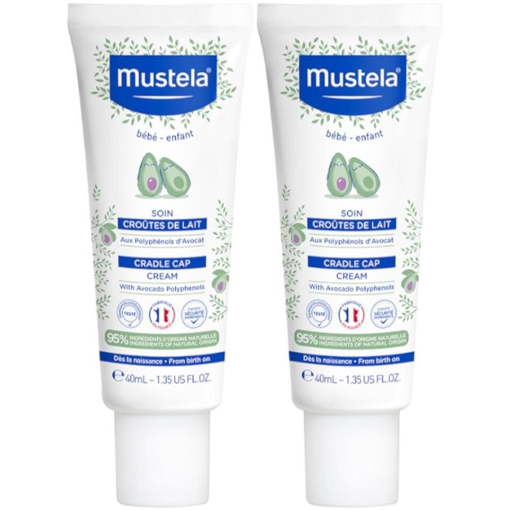 Zwei Tuben Mustela Cradle Cap Cream. Weiße Tuben mit blauer Schrift und Avocado-Illustrationen. Text: „SOIN CROÛTES DE LAIT“ und „CRADLE CAP CREAM“.