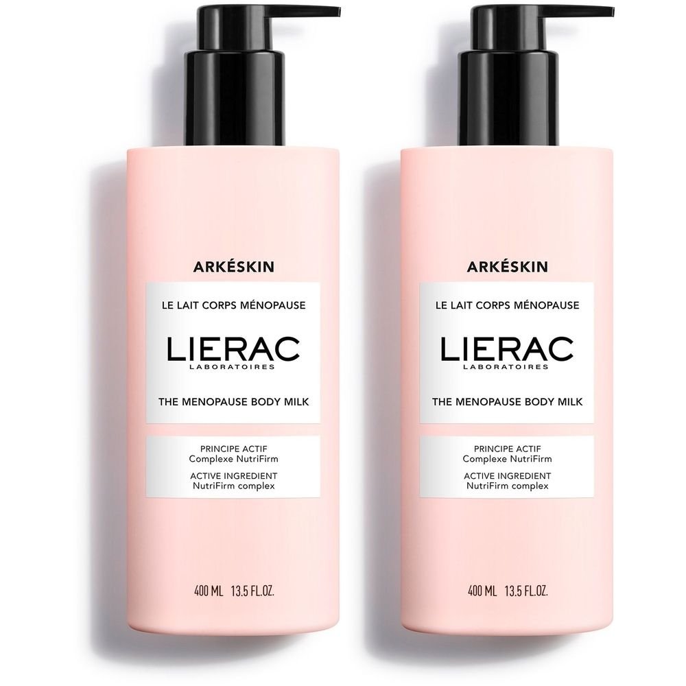 Deux flacons de Lait Corps Ménopause. Flacons roses avec pompe noire. Logo LIERAC et texte sur l'étiquette.