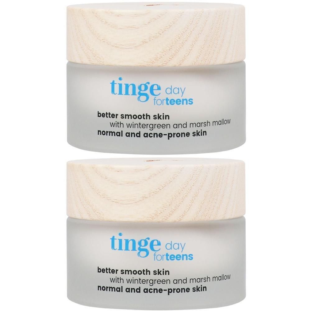 Zwei Tiegel mit hellem Holzdeckel. Aufschrift: Tinge day for teens, better smooth skin, mit Wintergrün und Eibisch, für normale und zu Akne neigende Haut.