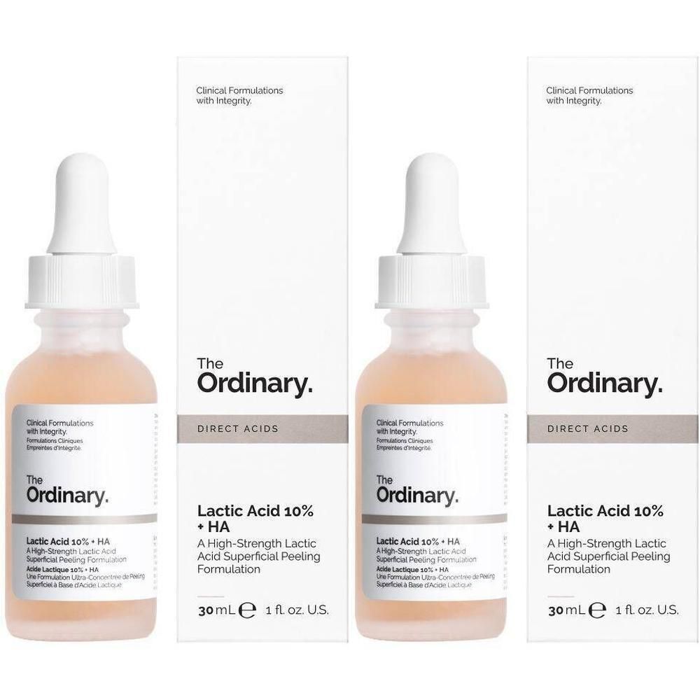 Drei Flaschen mit Pipette und Karton. Aufschrift: Lactic Acid 10% + HA. Marke: The Ordinary.