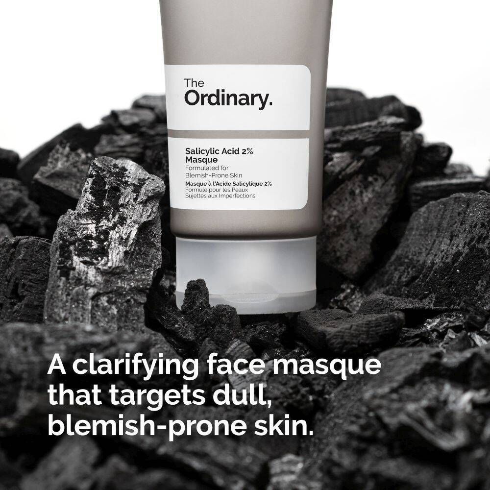 The Ordinary Salicylic Acid 2% Maske vor dem Hintergrund von Holzkohle.